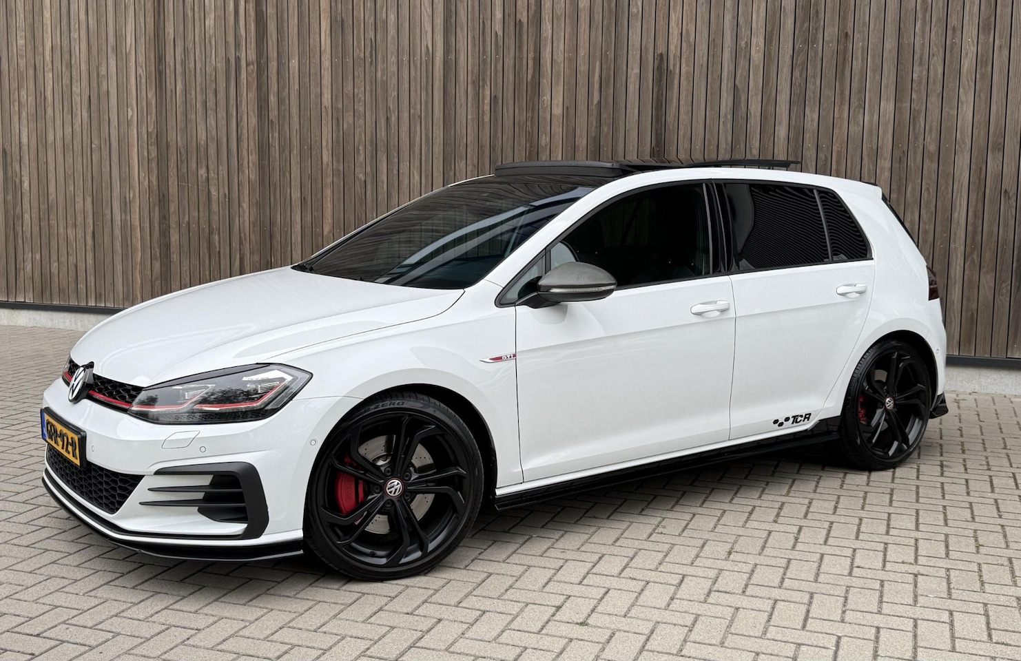 Volkswagen Golf - 2.0 TSI GTI TCR PANO | ACC | DCC | 19 INCH |VIRTUAL COCKPIT | ALCANTARA | CAMERA - AutoWereld.nl