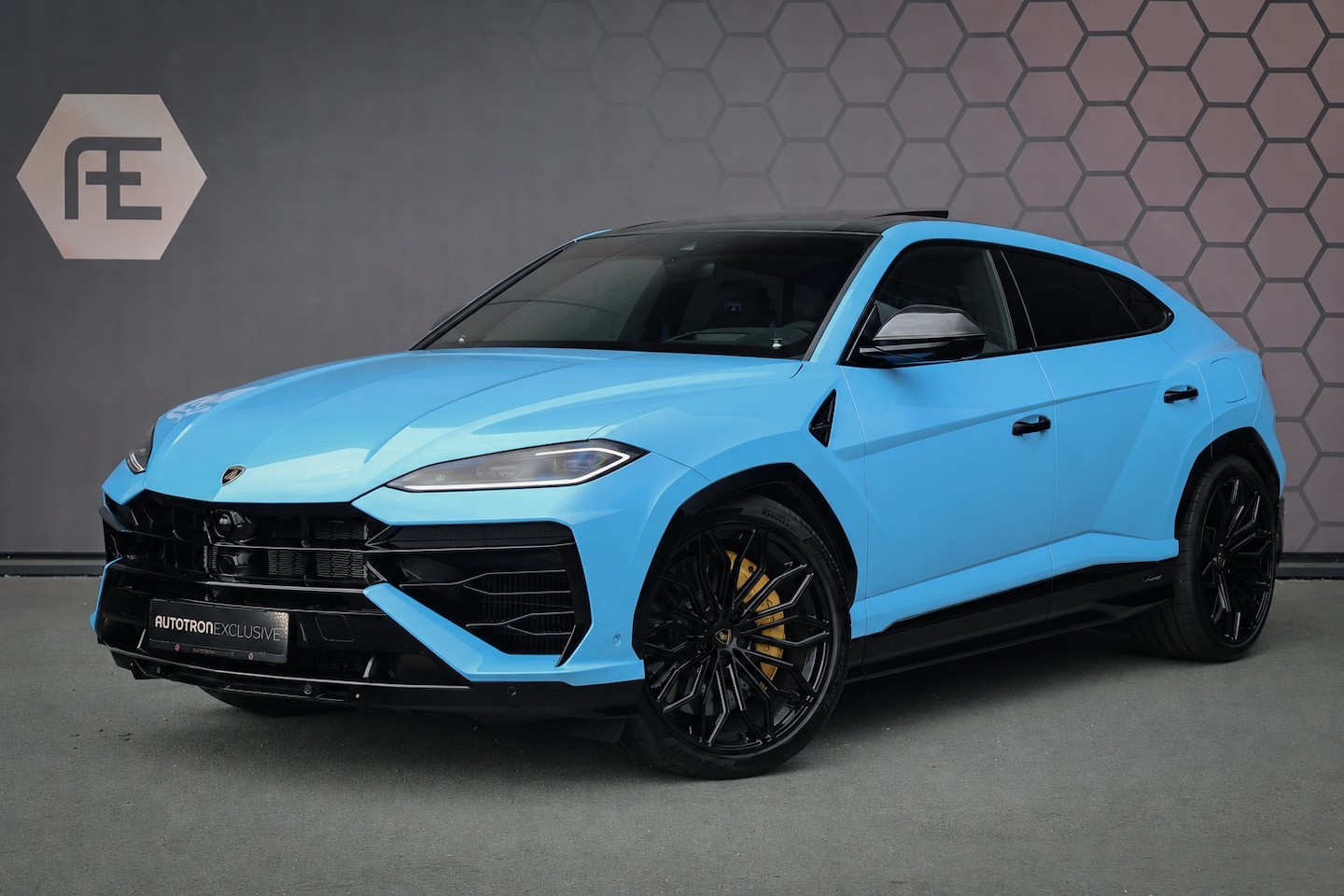 Lamborghini Urus - SE 4.0 V8 Hybrid | AKRAPOVIC | ADAPTIVE | TREKHAAK | MASSAGE | STOELVERWARMING & VERKOELIN - AutoWereld.nl