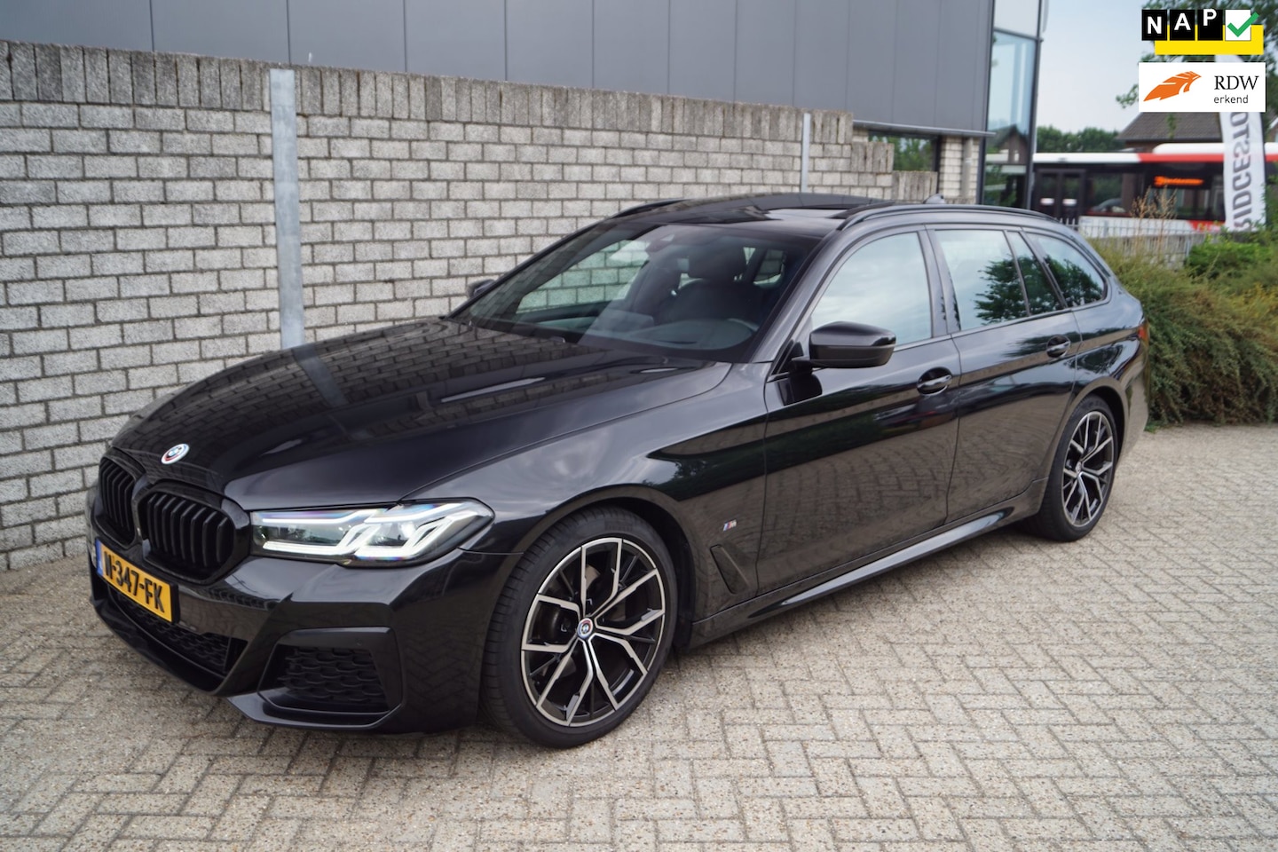 BMW 5-serie Touring - 520i Business Edition Plus M Sport Autom Panod Leder Navi Camera Clima Head-Up Cruise 2x P - AutoWereld.nl