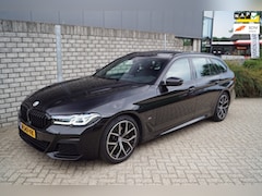 BMW 5-serie Touring - 520i Business Edition Plus M Sport Autom Panod Leder Navi Camera Clima Head-Up Cruise 2x P