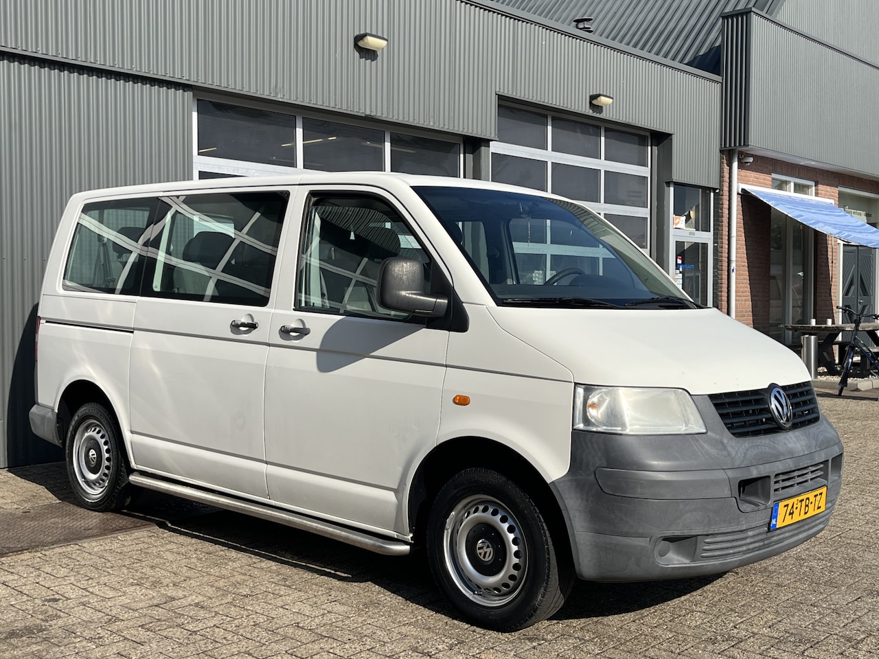 Volkswagen Transporter Kombi - 1.9 TDI 300 9-Persoons APK 02-2027 Trekhaak 2200kg trekgewicht Ruiten rondom Sitebars Euro - AutoWereld.nl