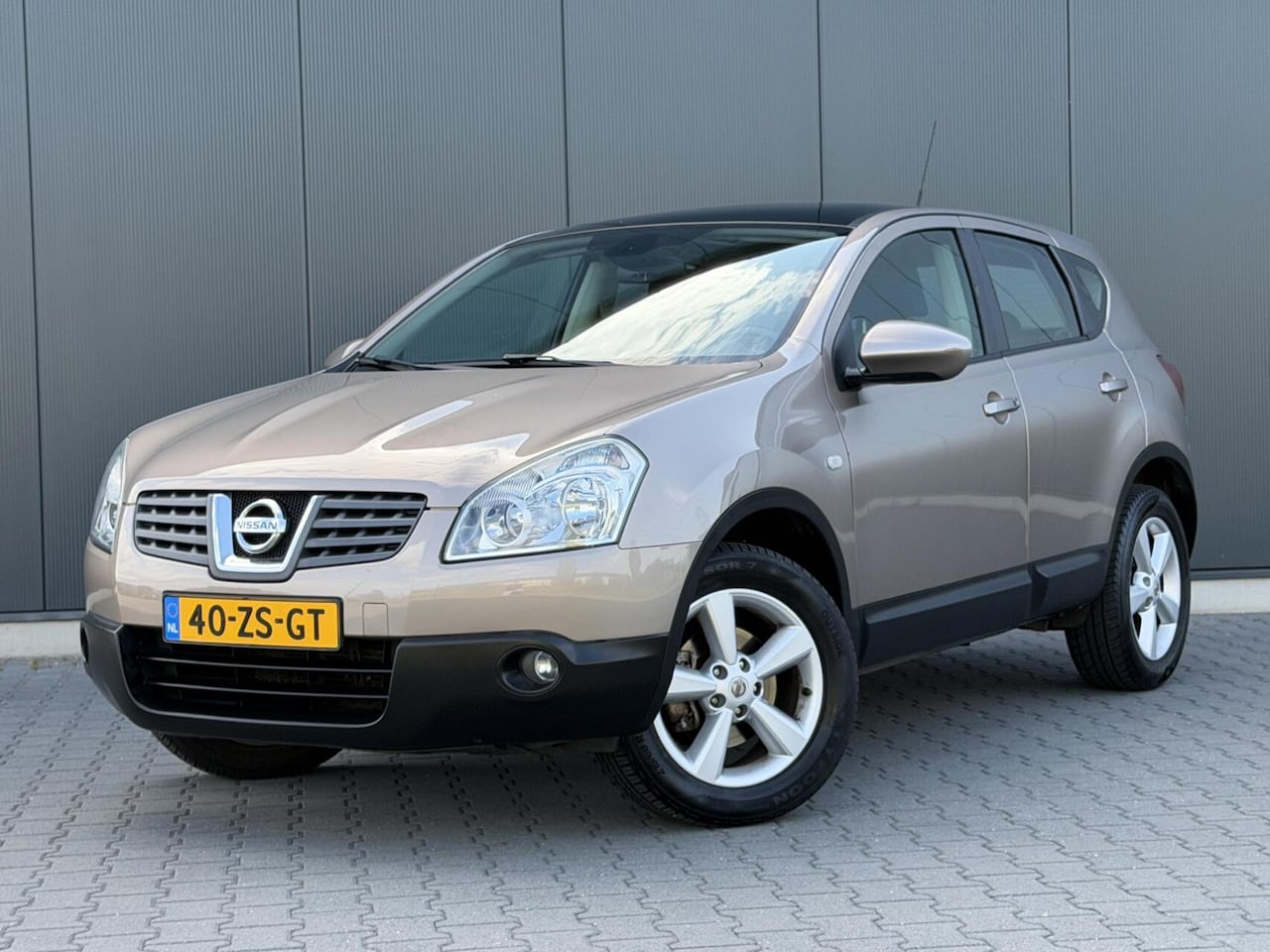 Nissan Qashqai - 2.0 Acenta Premium Automaat - Navi - Clima - Trekhaak - AutoWereld.nl