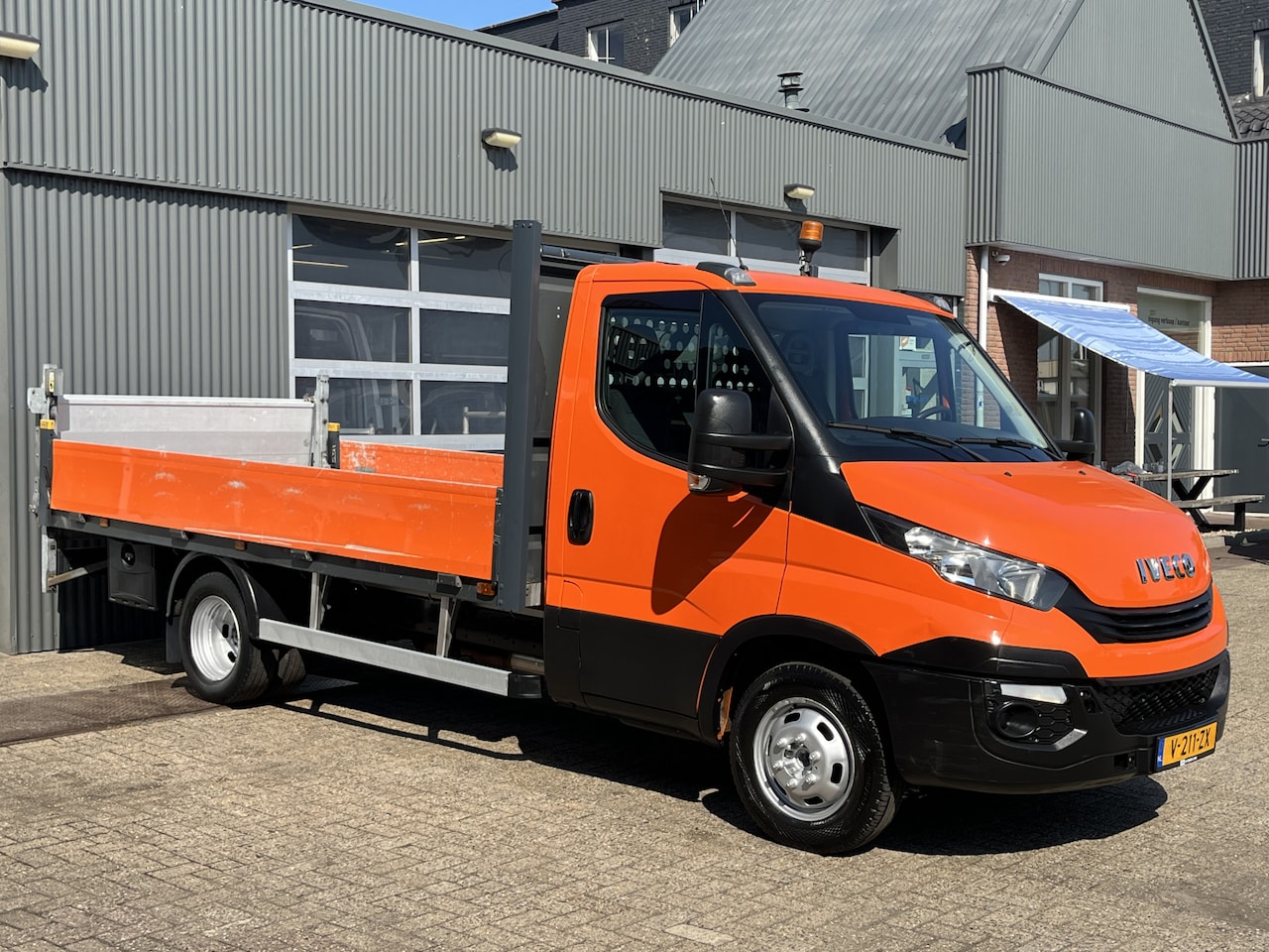 Iveco Daily - 35C14 2.3 375 Laadklep 500kg Trekhaak 3500kg trekgewicht Airco 2-Persoons Open laadbak Pic - AutoWereld.nl