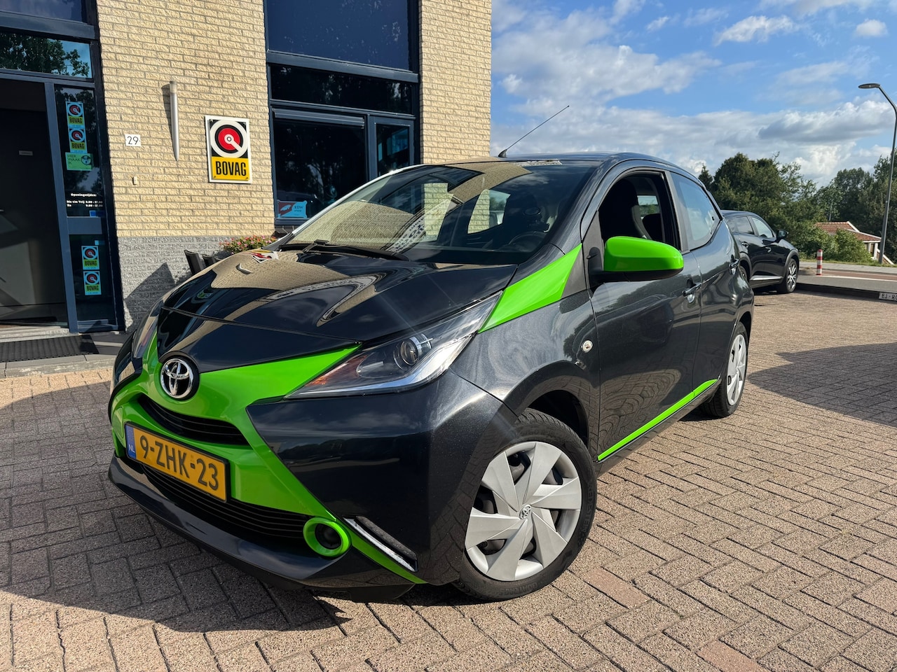 Toyota Aygo - 1.0 VVT-i x-play-camera-bluetooth- gr scherm - AutoWereld.nl
