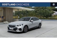 BMW i5 - eDrive40 M Sport / Panoramadak / Achteruitrijcamera / Adaptieve LED / Stoelverwarming