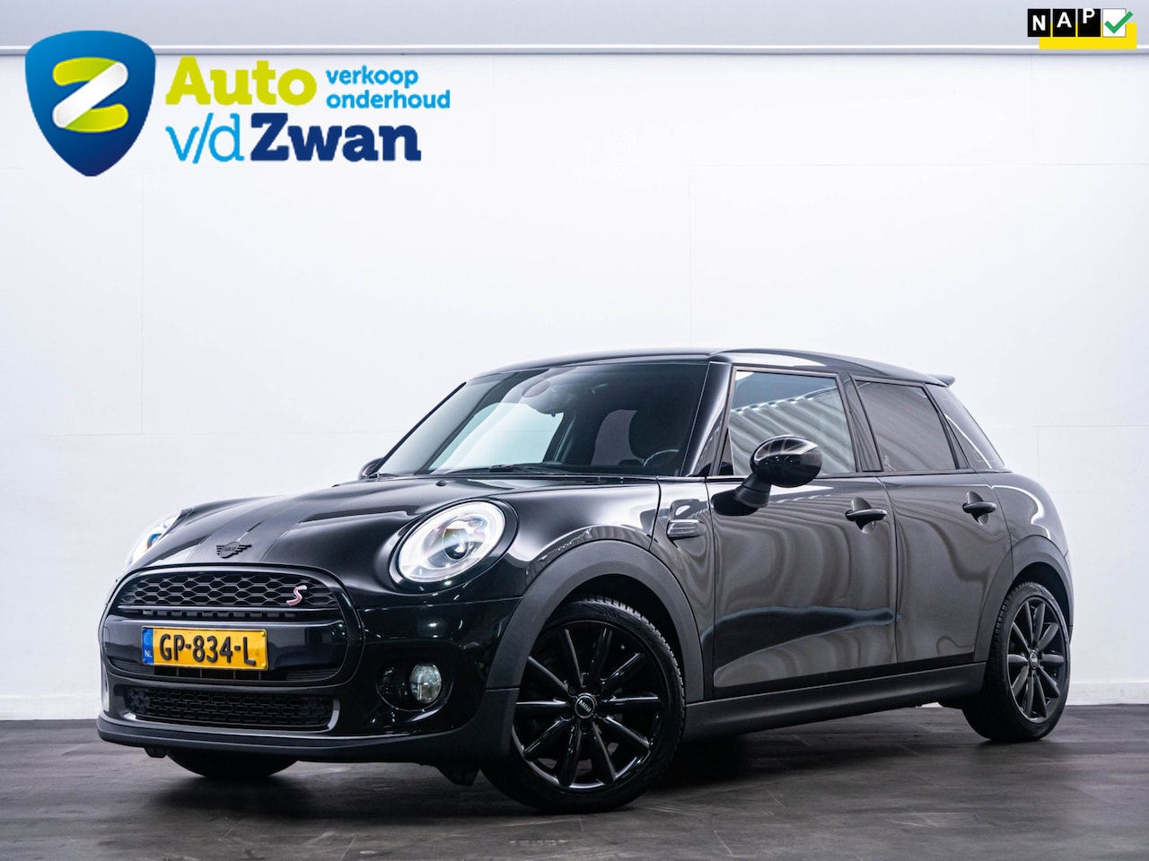 MINI 5-Deurs - 1.5 Cooper Chili S Black ed.|JCW|Keyless|LED! - AutoWereld.nl