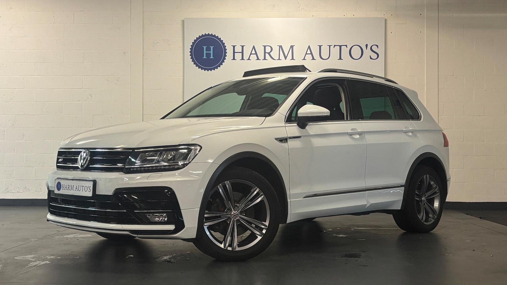 Volkswagen Tiguan - 2.0 TSI 4Motion Highline R-Line 180pk Automaat / Pano / LED / PDC - AutoWereld.nl