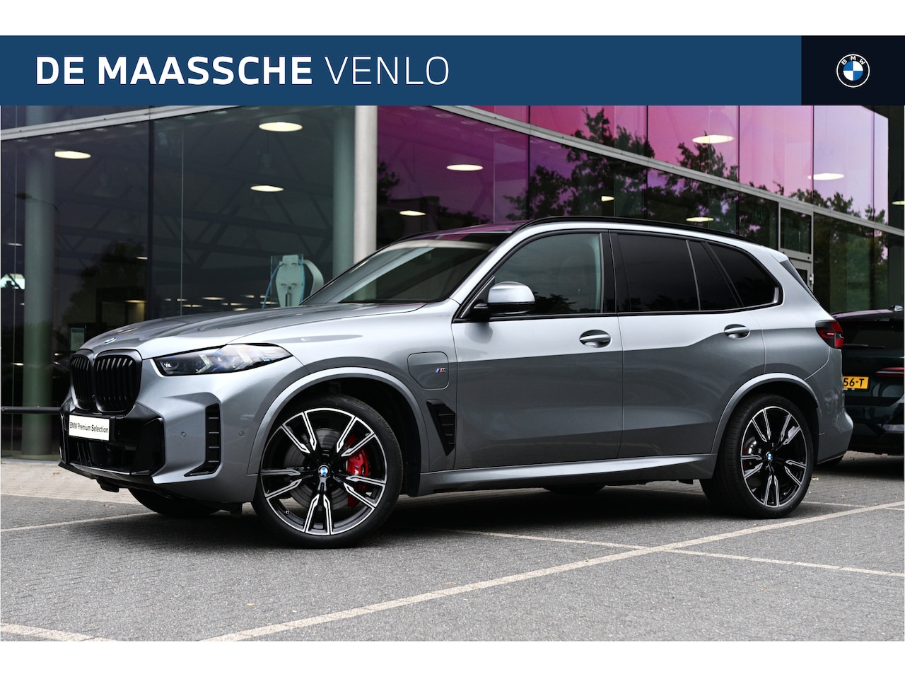 BMW X5 - xDrive50e M Sport Automaat / Panoramadak / Trekhaak / Comfortstoelen / Adaptieve LED / Sof - AutoWereld.nl