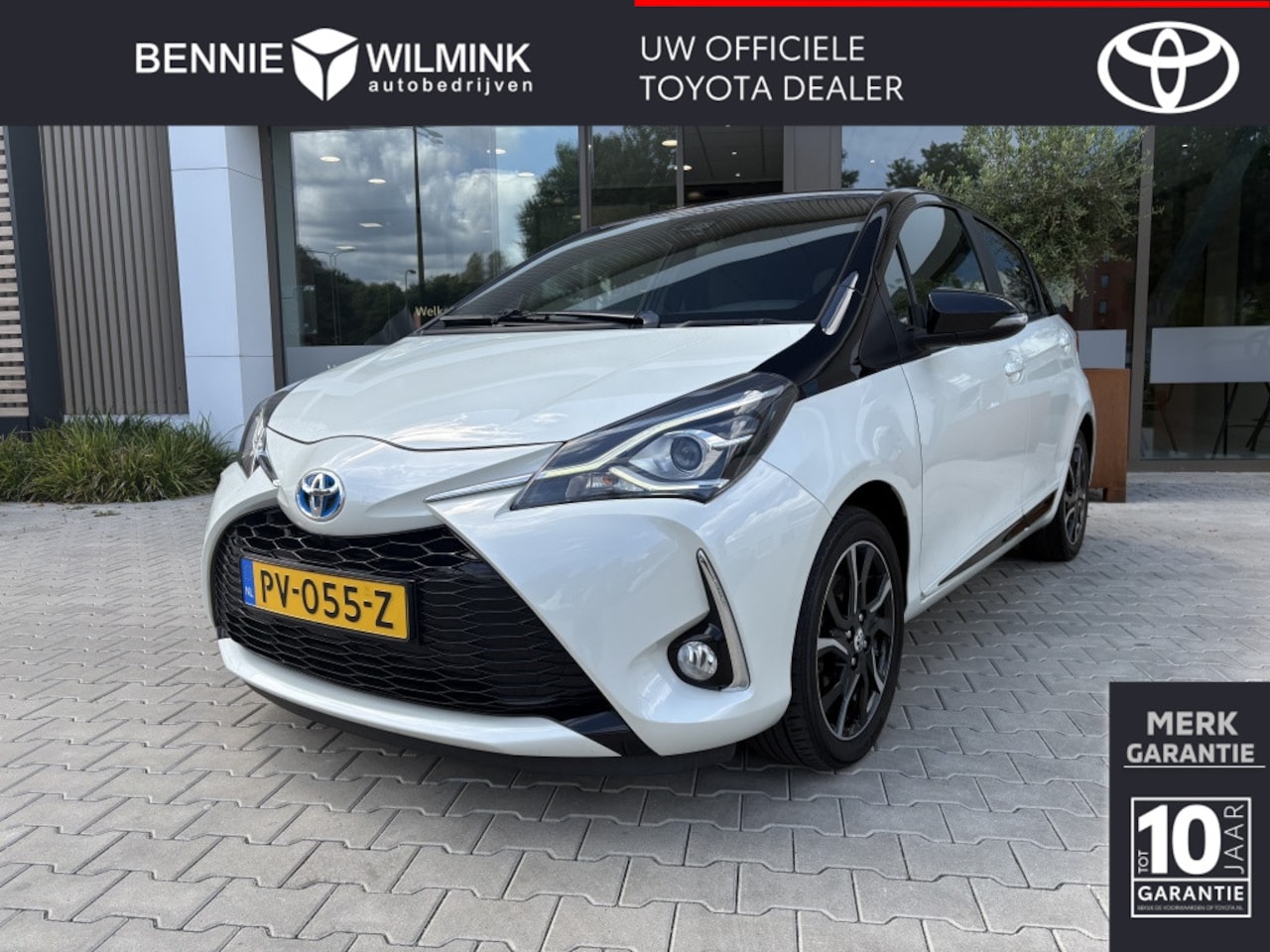 Toyota Yaris - 1.5 Hybrid Bi-Tone | Navigatie | Trekhaak - AutoWereld.nl