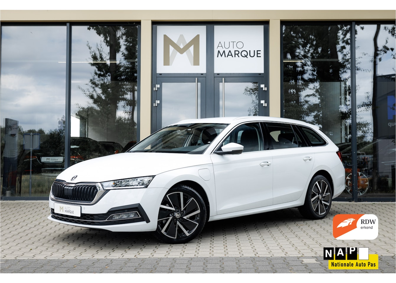 Skoda Octavia Combi - 1.4 TSI iV PHEV Business Edition Plus | Navigatie | Apple CarPlay | 18" LM Velgen | Elektr - AutoWereld.nl