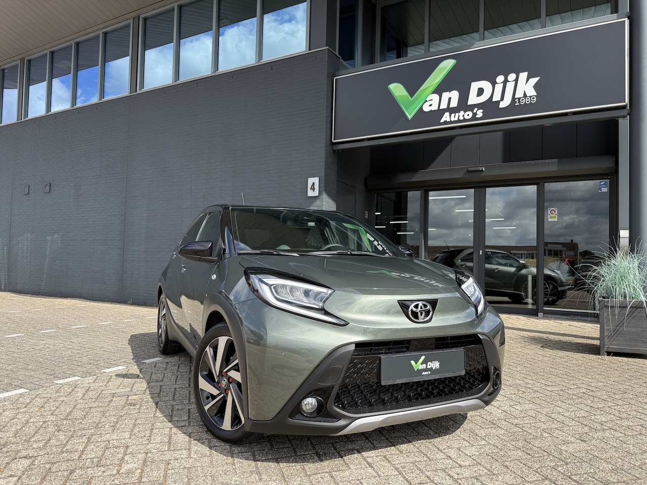 Toyota Aygo X - 1.0 VVT-i S-CVT Envy Navi Camera Climat Contr.Keyless Apple Car Play Stoelverw. - AutoWereld.nl
