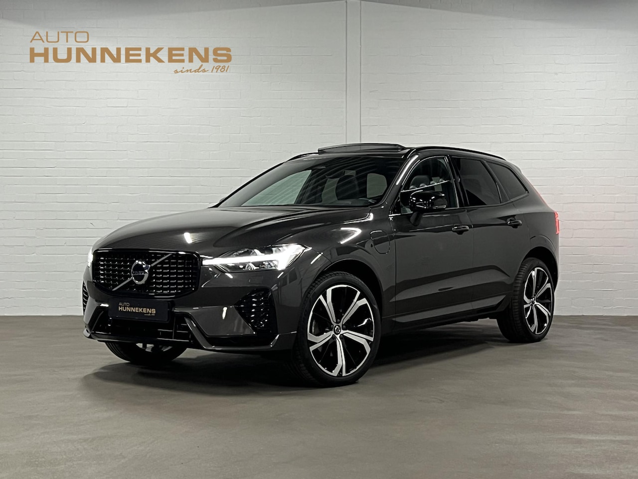 Volvo XC60 - T6 AWD Recharge Plus Dark Adapt. cruise | Open dak | Stuur-/Stoelverwarming | Harman & Kar - AutoWereld.nl