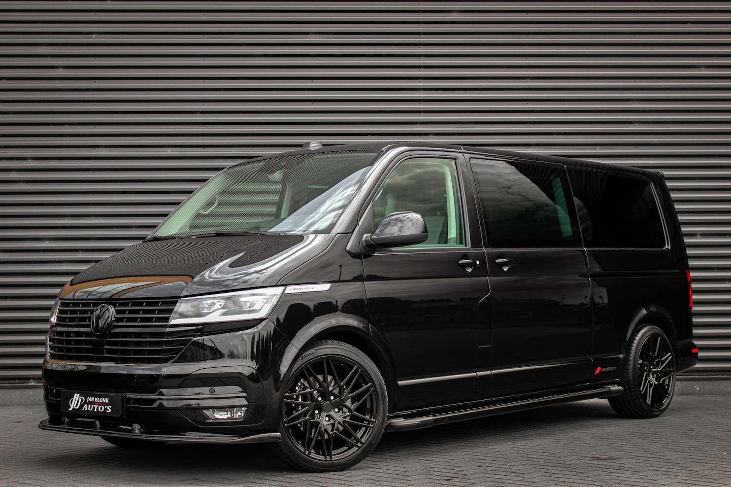 Volkswagen Transporter Caravelle - 2.0 TDI L2H1 204PK DC DUBBEL CABINE / ELEK.SCHUIF / FULL OPTIONS / LEDER / FULL BLACK / AP - AutoWereld.nl