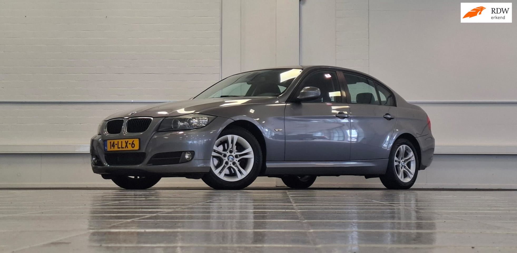 BMW 3-serie - 318i Business Line Xenon Sportstoelen Navi Parkeerhulp Garantie Mooi! - AutoWereld.nl