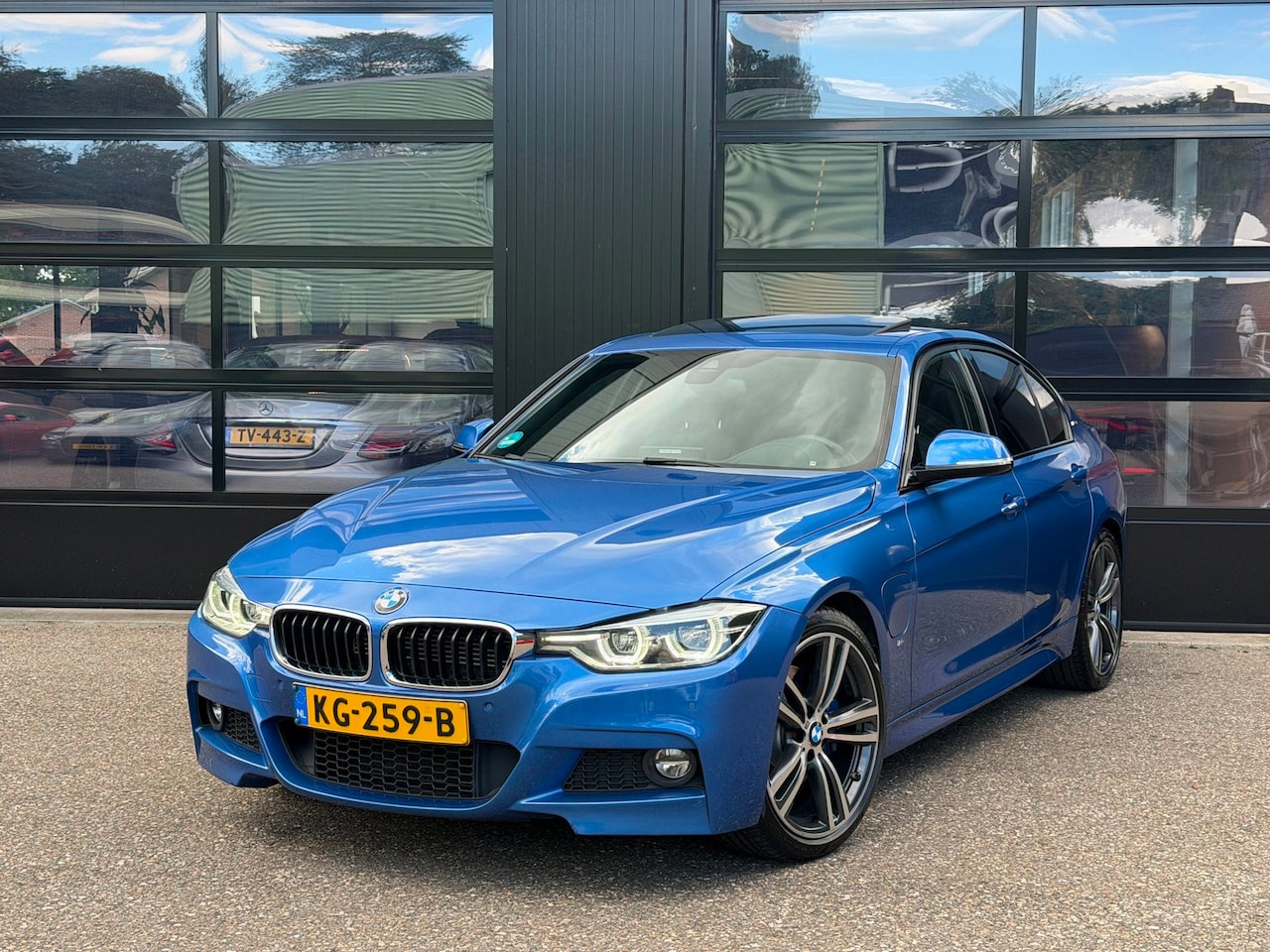 BMW 3-serie - 330e M-Sport High Exe Pano Camera Shadowline - AutoWereld.nl