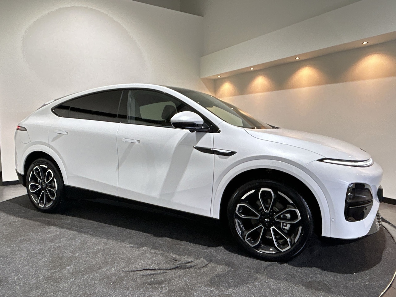 Xpeng G6 - RWD Standard Range 68.5 kWh | LAATSTE VOORRAAD | Premium interieur met elektr. stoelen en - AutoWereld.nl