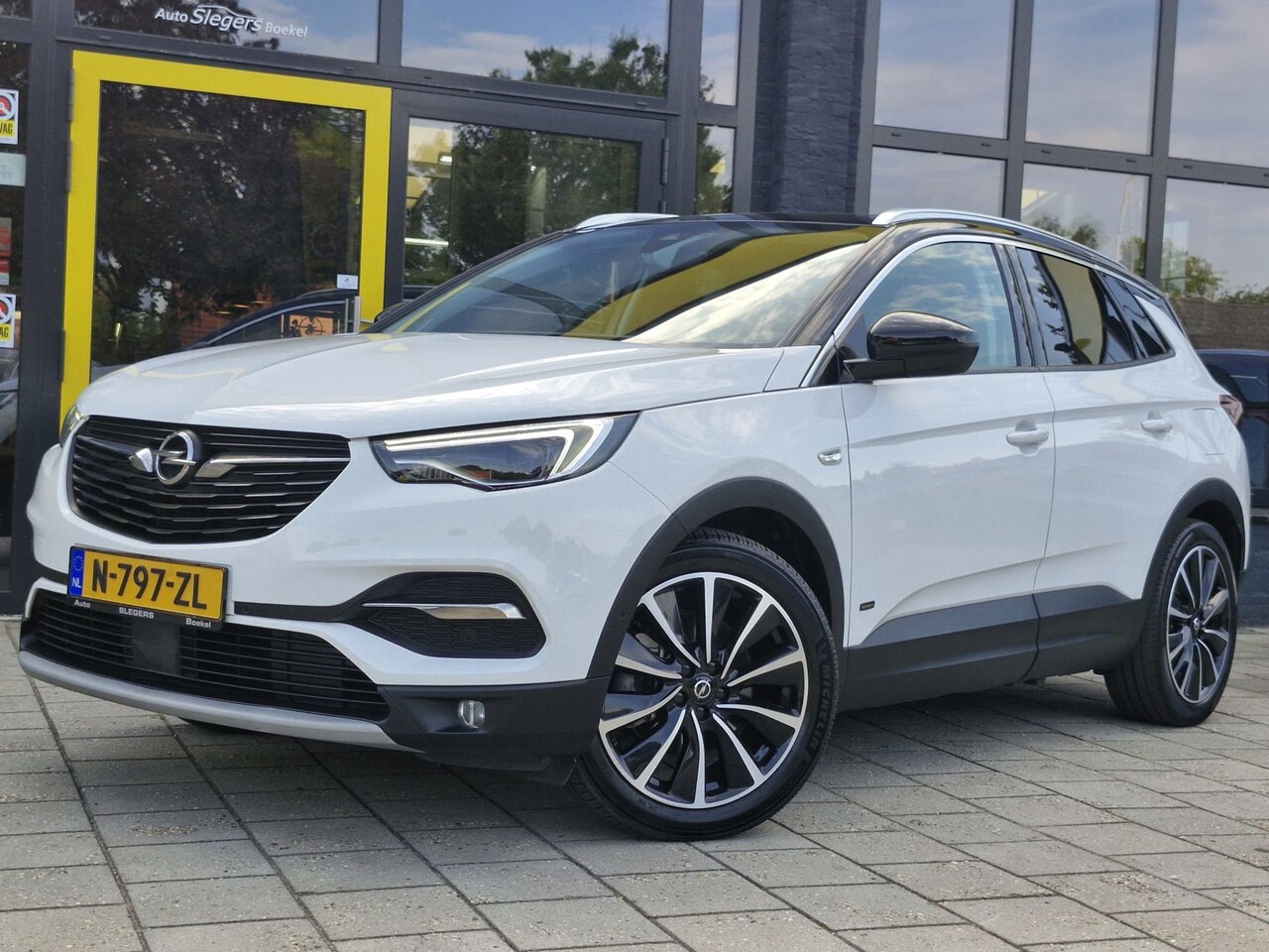 Opel Grandland X - 1.6 Turbo Hybrid4 (4WD) Innovation | Parkeer Camera | Parkeer Sensoren V + A | Apple Carpl - AutoWereld.nl