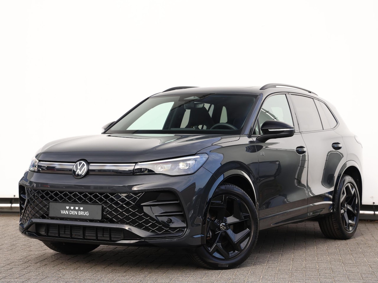 Volkswagen Tiguan - 1.5 eTSI R-Line Edition 150PK DSG Black style | Panoramadak | Stoelverwarming | Navigatie - AutoWereld.nl