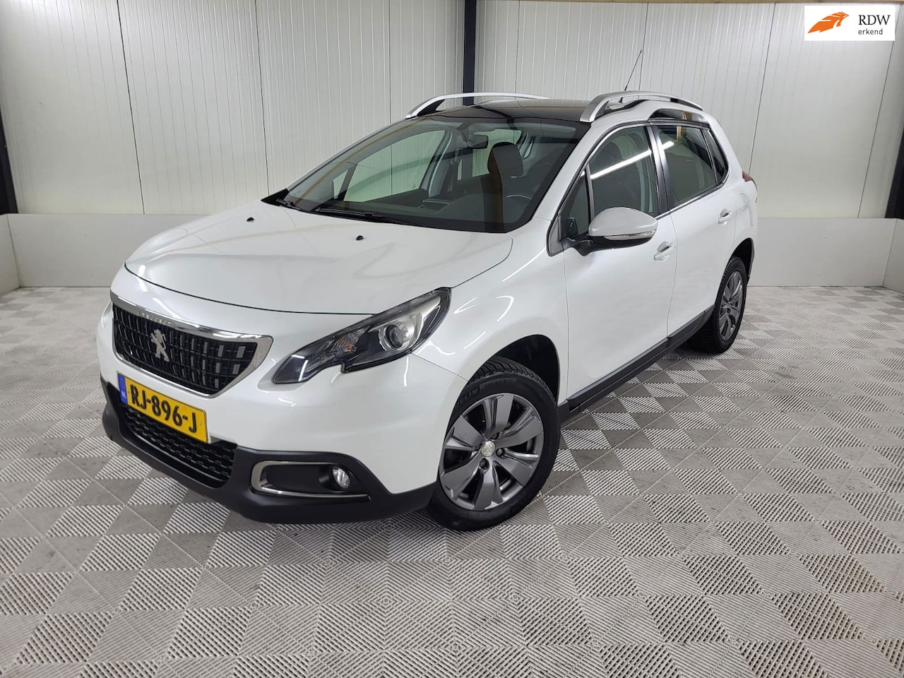 Peugeot 2008 - 1.2 PureTech Blue Lion 1.2 PureTech Blue Lion, Carplay, Navigatie, Parkeersensoren, Panodak, Metalliclak - AutoWereld.nl