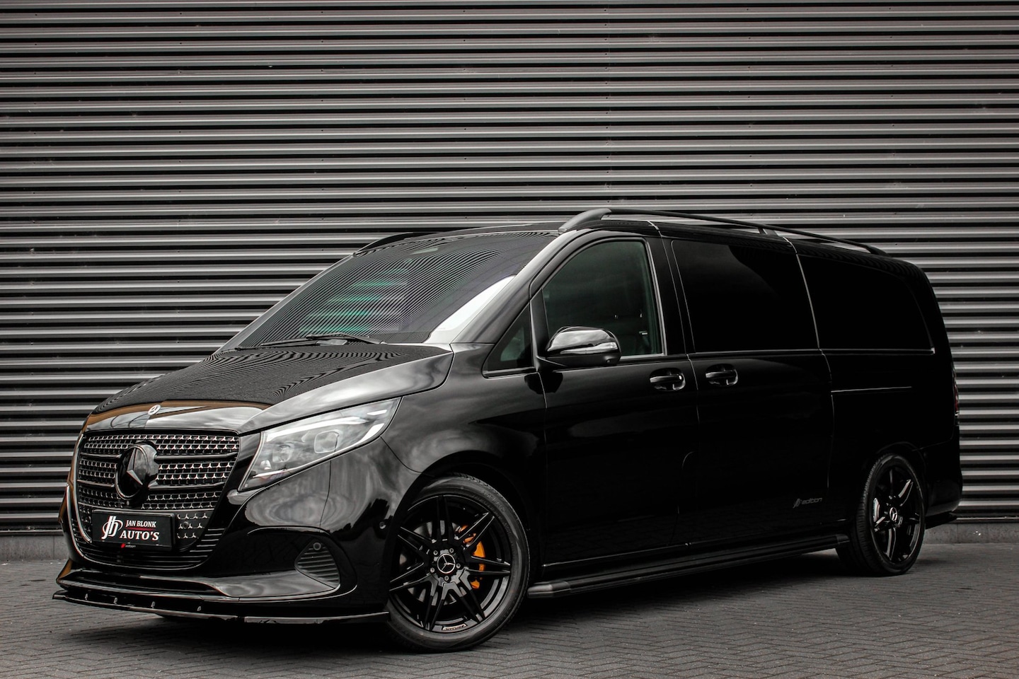 Mercedes-Benz V-klasse - 300d L3 240PK JB-EDITION EXTRA LANG / ELEK- SCHUIFDEUREN / NIGHT EDITION / DUBBEL CABINE D - AutoWereld.nl