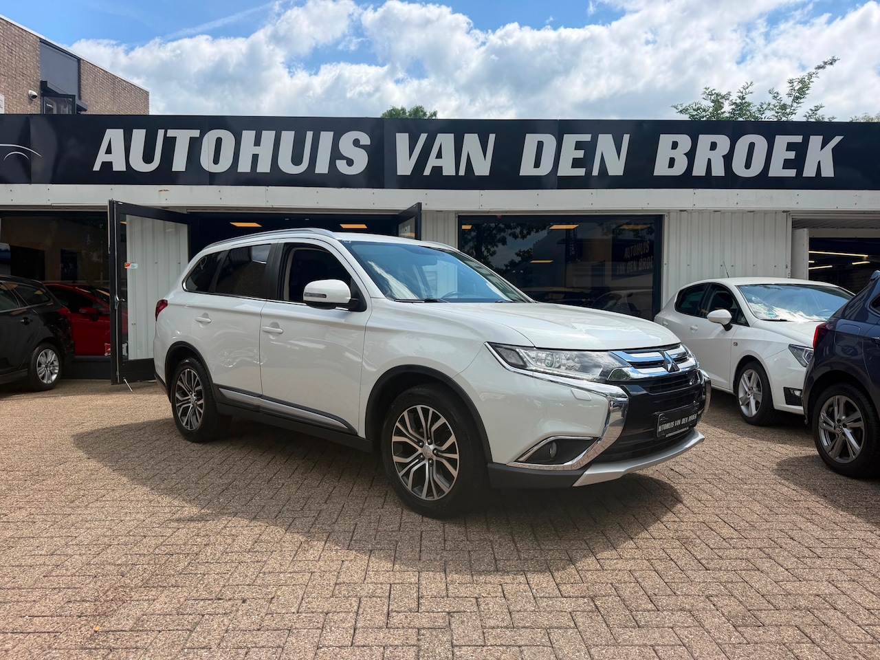 Mitsubishi Outlander - 2.0 2WD Instyle|Navi|Cruise|Clima|Carplay|360 Camera|Trekh|Pdc|Lmv|Elek Pakket|Nw Apk - AutoWereld.nl