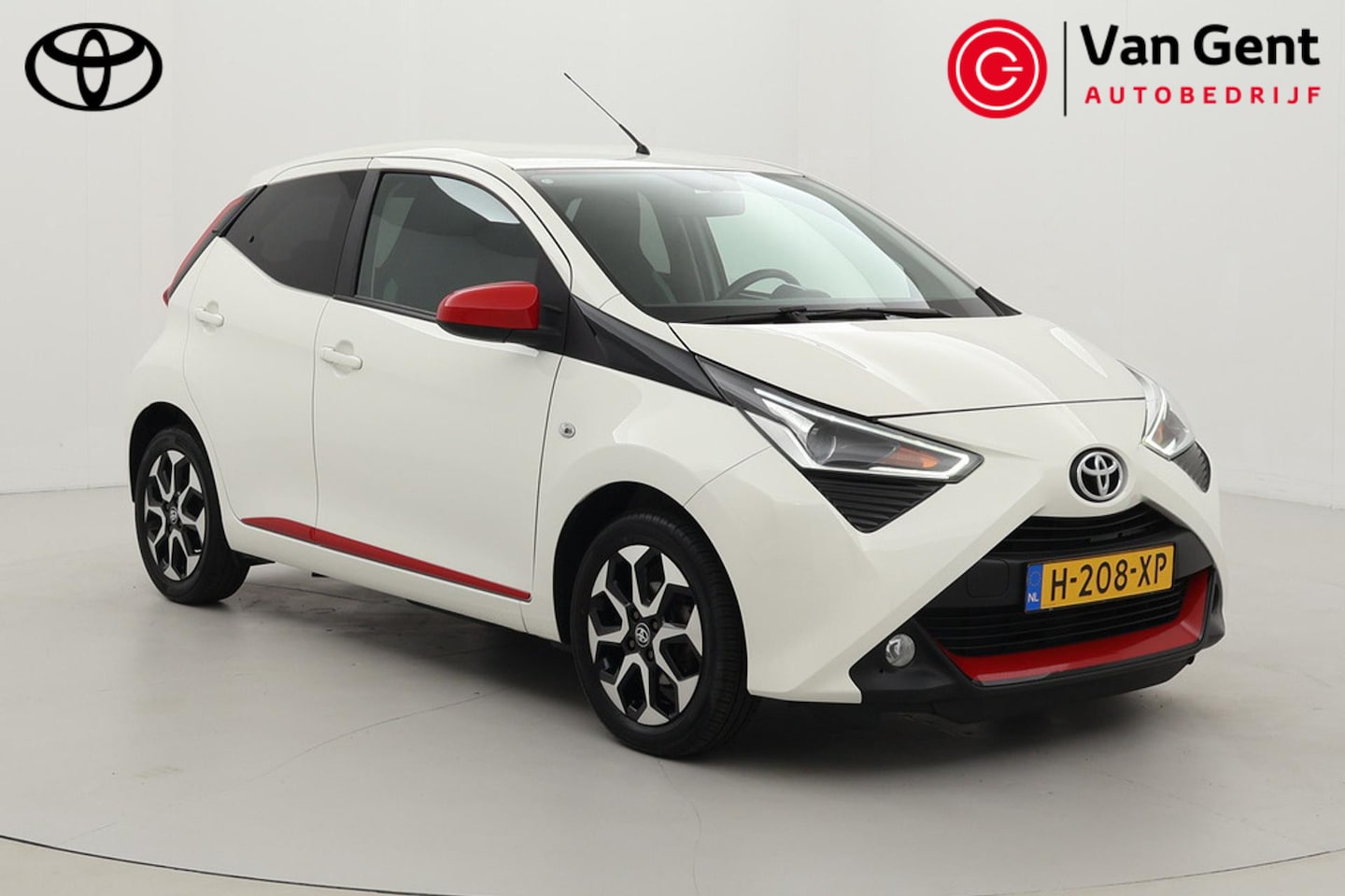 Toyota Aygo - 1.0 VVT-i x-joy | Apple Carplay / Android Auto | Cruise Control | Clima | Camera | 15 inch - AutoWereld.nl