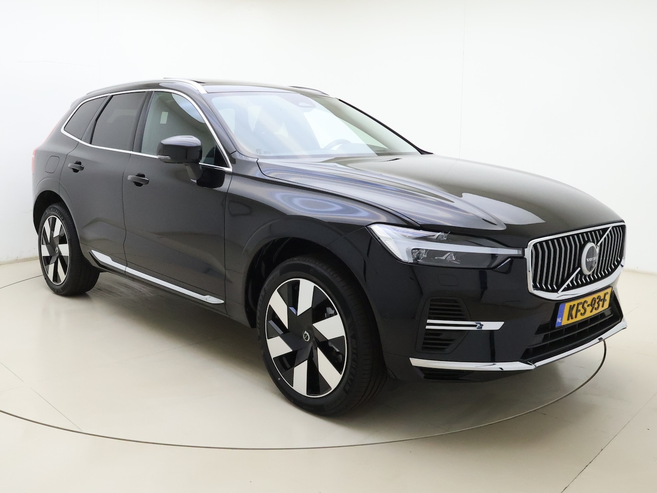 Volvo XC60 - T6 350PK Automaat Plug-in hybrid AWD Ultra Bright | H&K | HUD | 360 Camera | ACC | Panodak - AutoWereld.nl