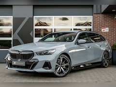 BMW 5-serie Touring - 530e xDrive M Sport | Bowers & Wilkins | 360° Camera | Trekhaak | Iconic Glow | Head-Up |