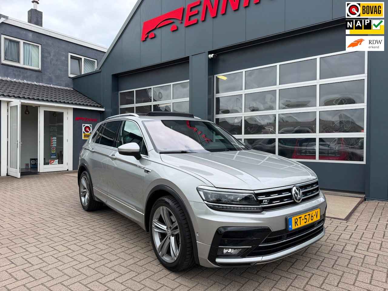 Volkswagen Tiguan - 1.4 TSI ACT Comfortline Business R-Line / Pano / ACC / Massage / Trekhaak. - AutoWereld.nl