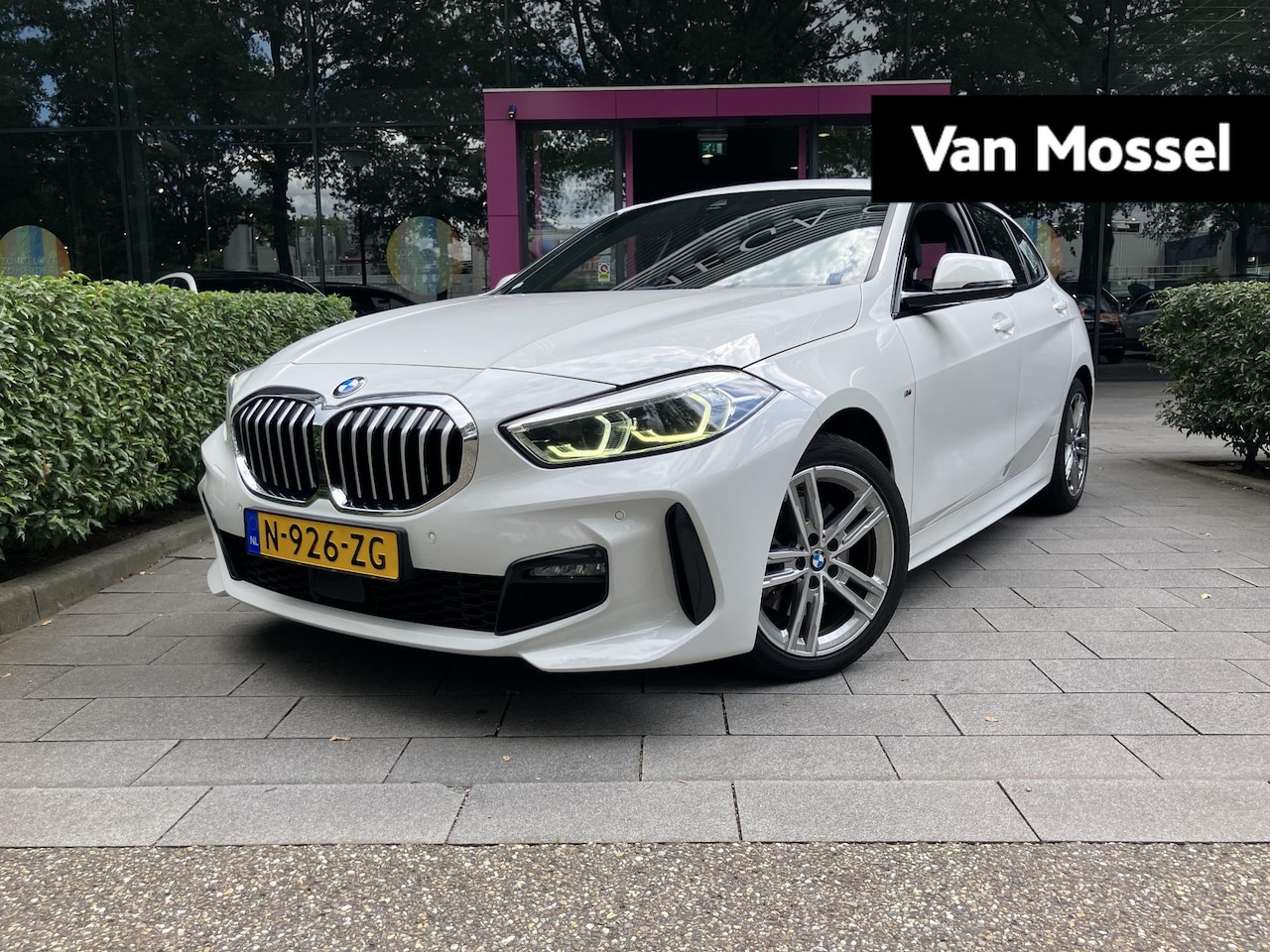 BMW 1-serie - 118i High Executive | M PAKKET | WORDT VERWACHT | SFEERVERLICHTING | PARKEERSENSOREN | STO - AutoWereld.nl
