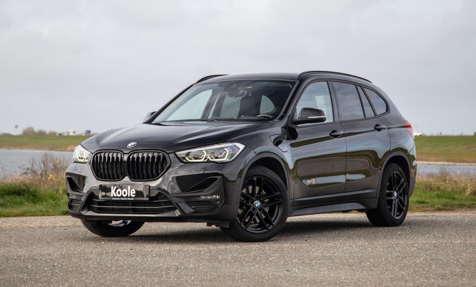 BMW X1 - xDrive25e Executive BLACK LINE / CAMERA / CARPLAY / HEAD UP DISPLAY / LEDER / LED / CRUISE - AutoWereld.nl