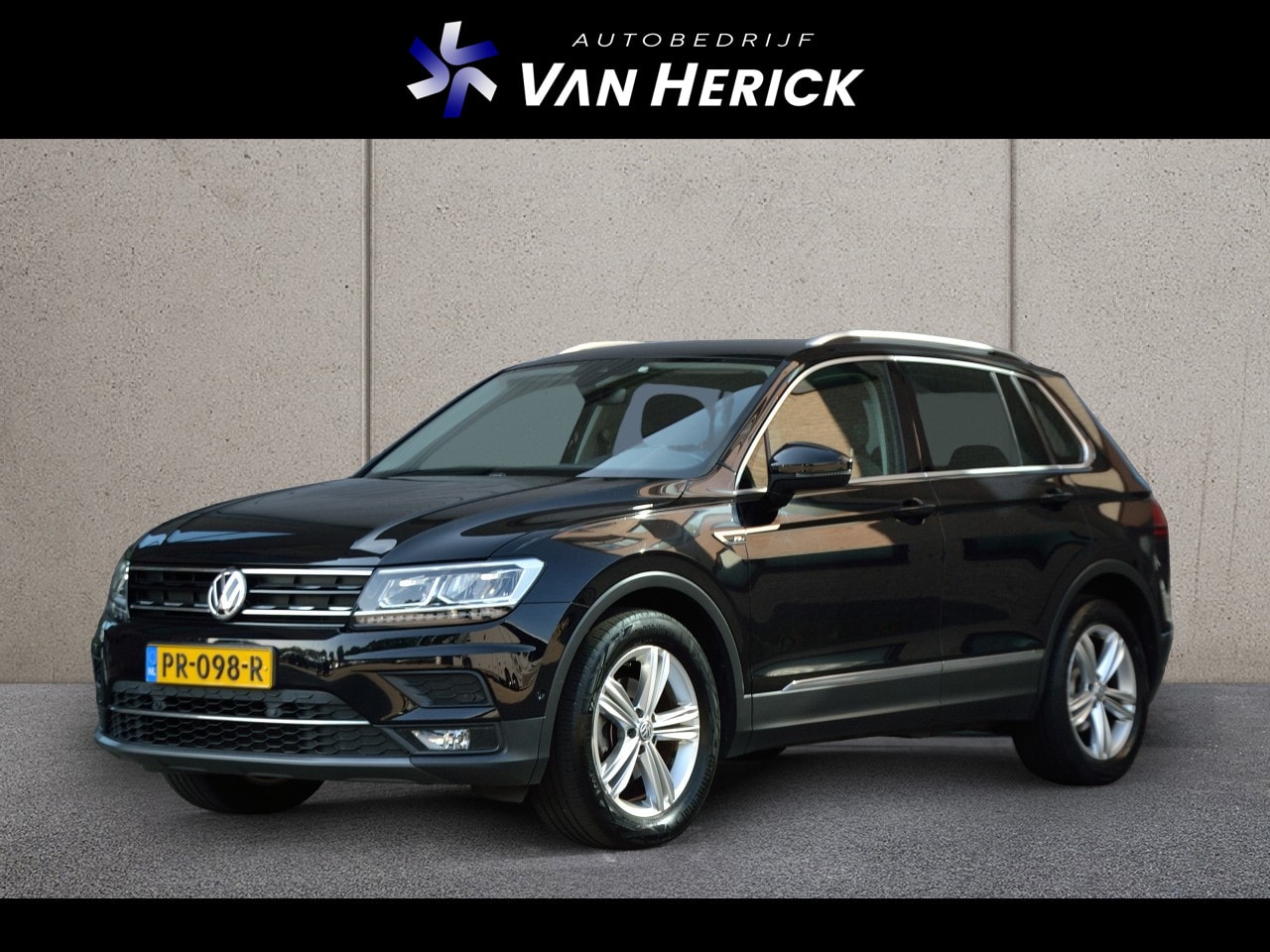 Volkswagen Tiguan - 1.4 TSI ACT Highline 150PK Automaat | Panoramadak | Winterpakket | ACC | Trekhaak - AutoWereld.nl