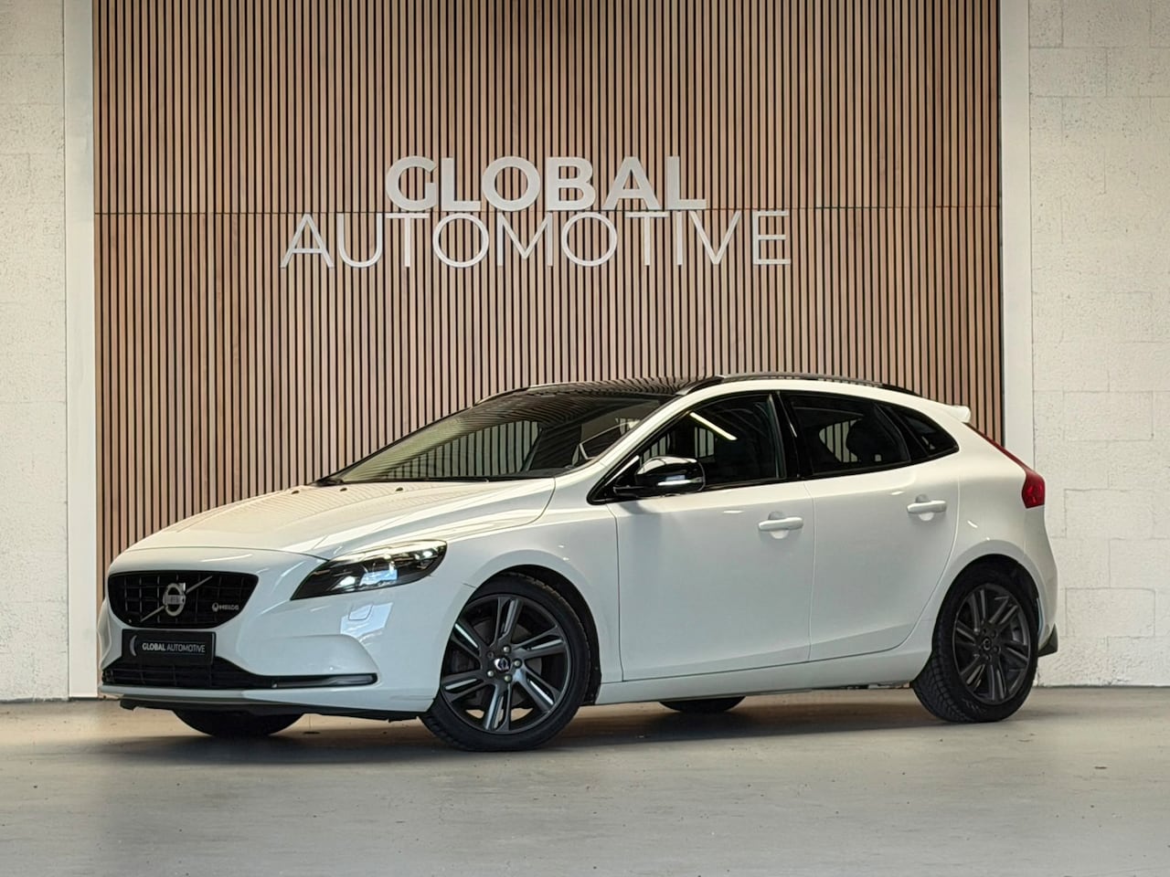 Volvo V40 Cross Country - 2.5 T5 AWD HEICO - 268PK - PDC - NAVI - AutoWereld.nl