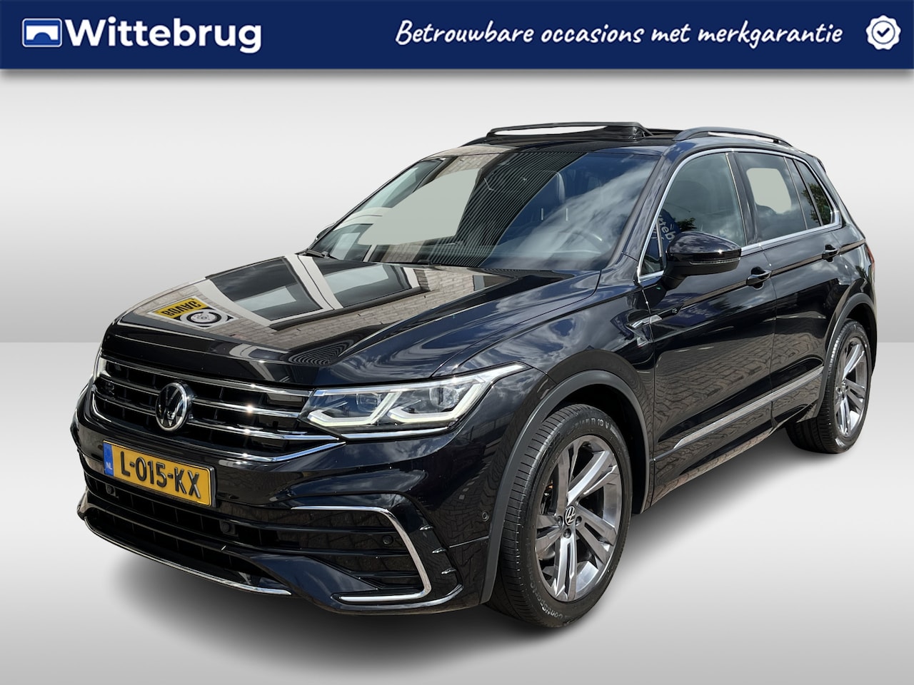 Volkswagen Tiguan - 1.5 TSI R-Line / AUTOMAAT/ PANO/ ACC/ PARK. SENSOREN + CAMERA/ DIGITAL DASH/ NAVI/ DAB/ CL - AutoWereld.nl