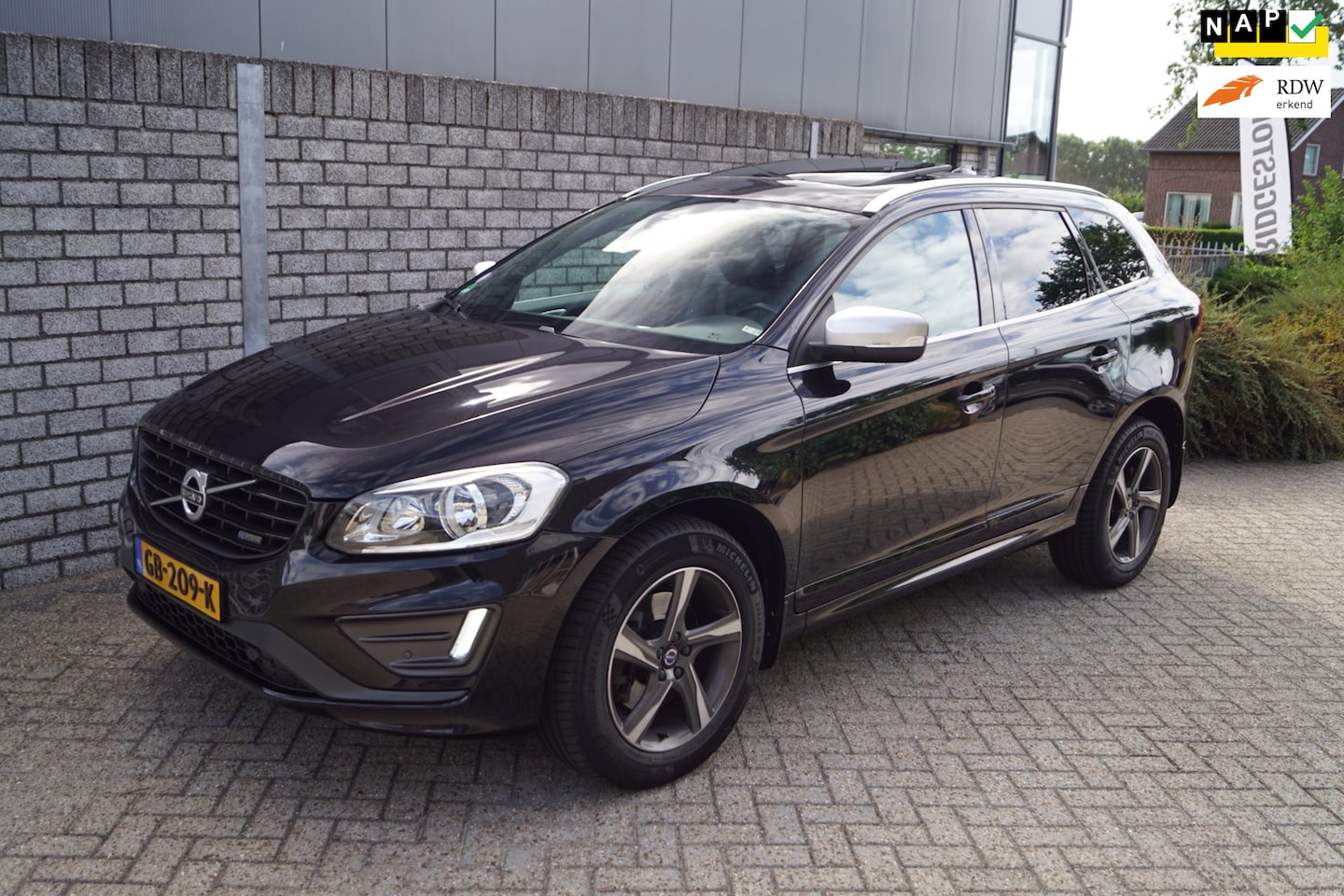 Volvo XC60 - 2.0 T5 FWD Ocean Race R Design Autom Panodak Leder Sportst Stoelverw Navi Canera Clima Xen - AutoWereld.nl