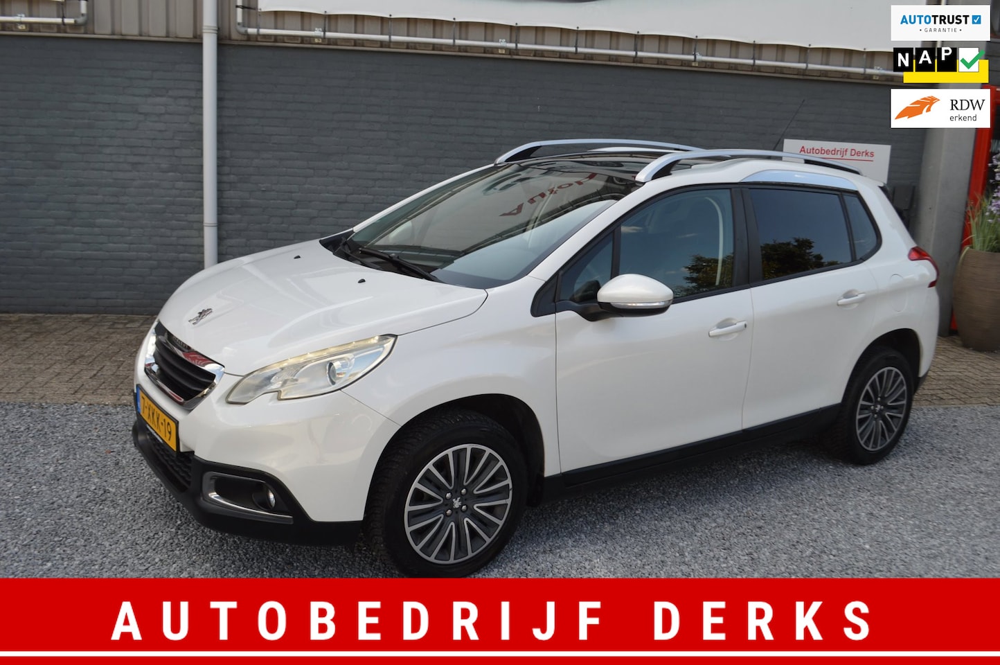 Peugeot 2008 - 1.2 VTi Airco | Panorama | Navi | Trekhaak | Garantie - AutoWereld.nl