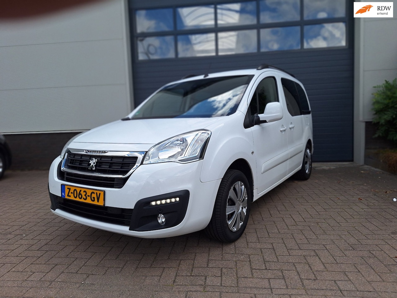 Peugeot Partner Tepee - | 1.2 PureTech Active | Navi | Apple car play |Cruise control | Airco | - AutoWereld.nl