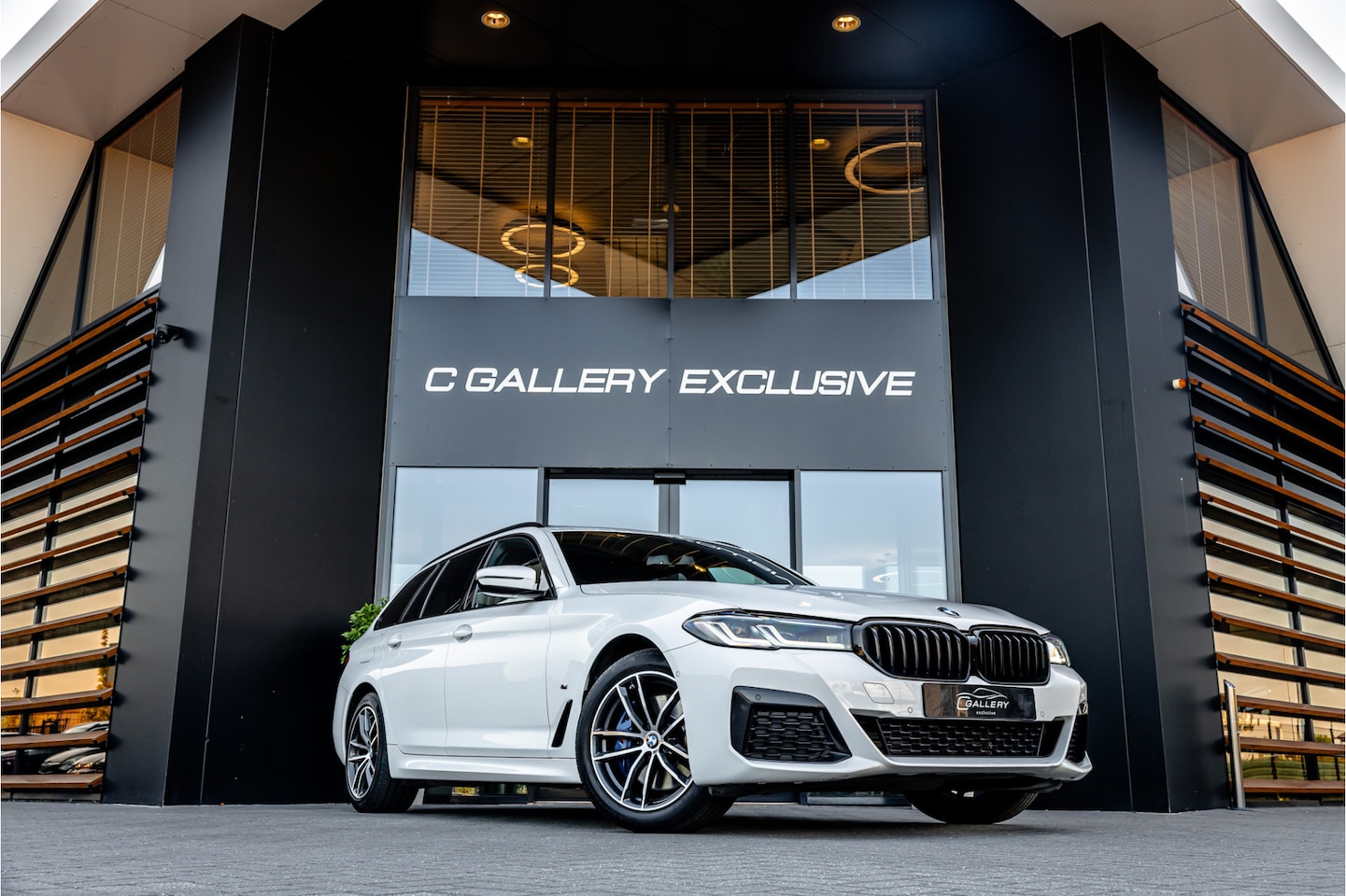 BMW 5-serie Touring - 530i xDrive Business Edition Plus - Origineel NL | M Sport | Panorama | Memory | Stuurverw - AutoWereld.nl
