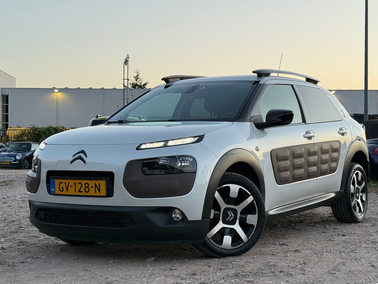 Citroën C4 Cactus - 1.2 e-VTi Shine/ AUTOMAAT/ PARELMOERWIT - AutoWereld.nl
