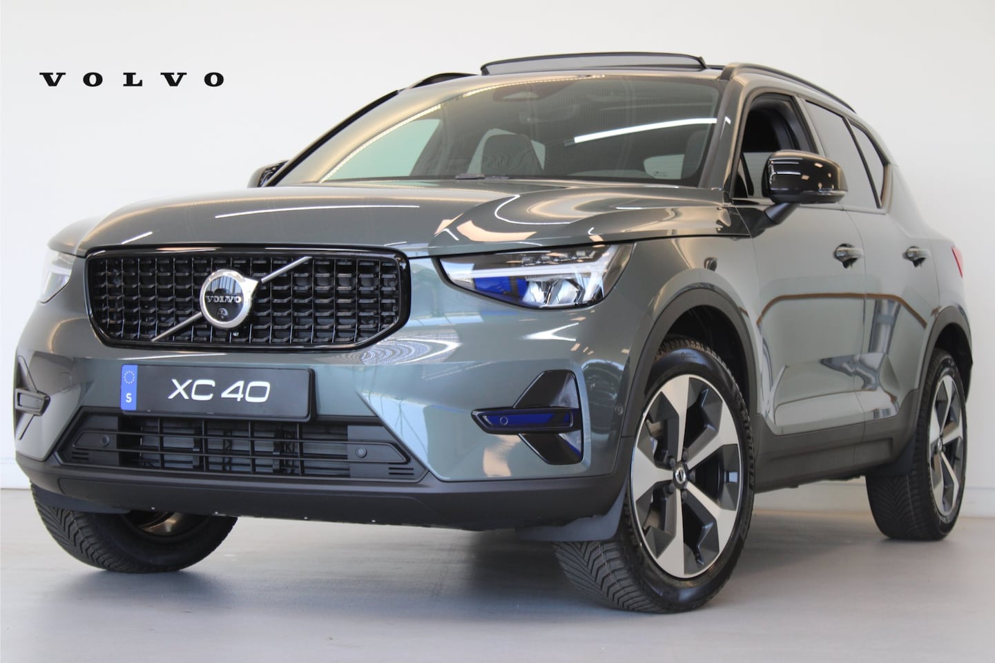 Volvo XC40 - B4 197PK Plus Dark | 360° | Panoramadak | Getint Glas | HK Audio - AutoWereld.nl