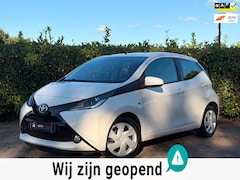 Toyota Aygo - 1.0 VVT-i x-play Led / Bluetooth / camera / NAP/NW-APK