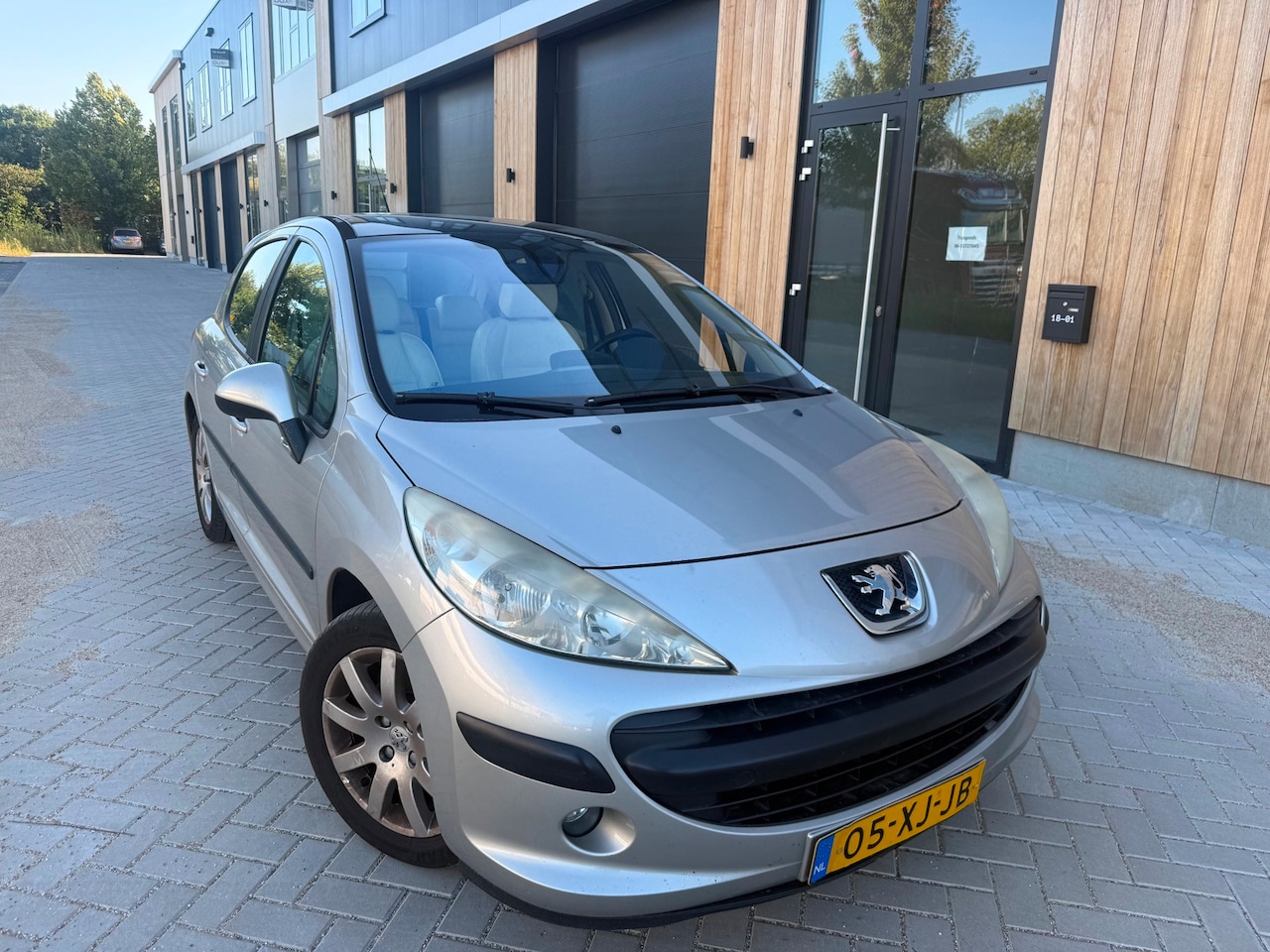 Peugeot 207 - 1.6 VTi XT (bj 2007) AUTOMAAT|LEER|PANORAMA|CLIMA - AutoWereld.nl