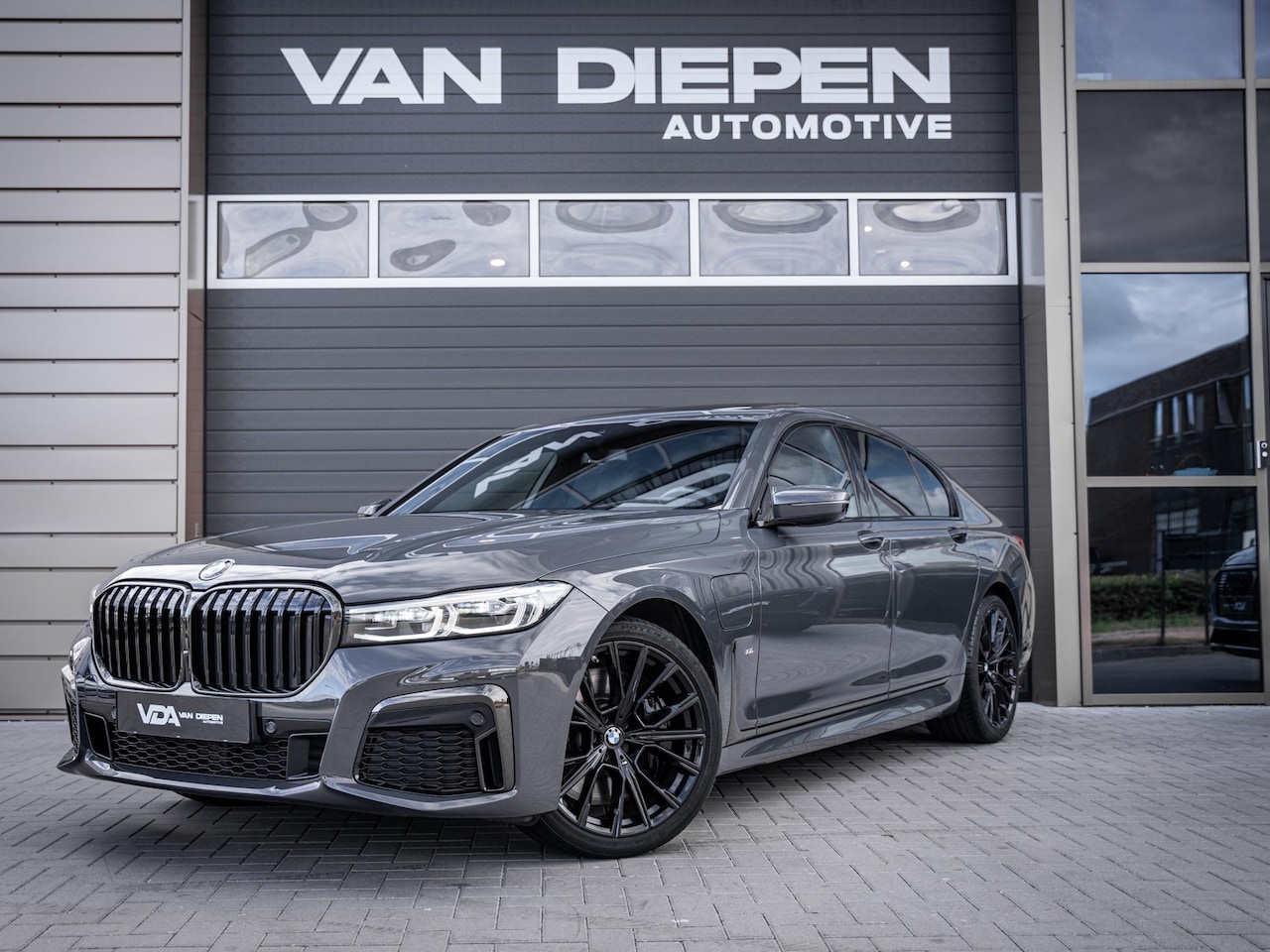 BMW 7-serie - 745e High Executive - M-Sport l Dravit Grau l Pano l HUD l Luchtvering - AutoWereld.nl