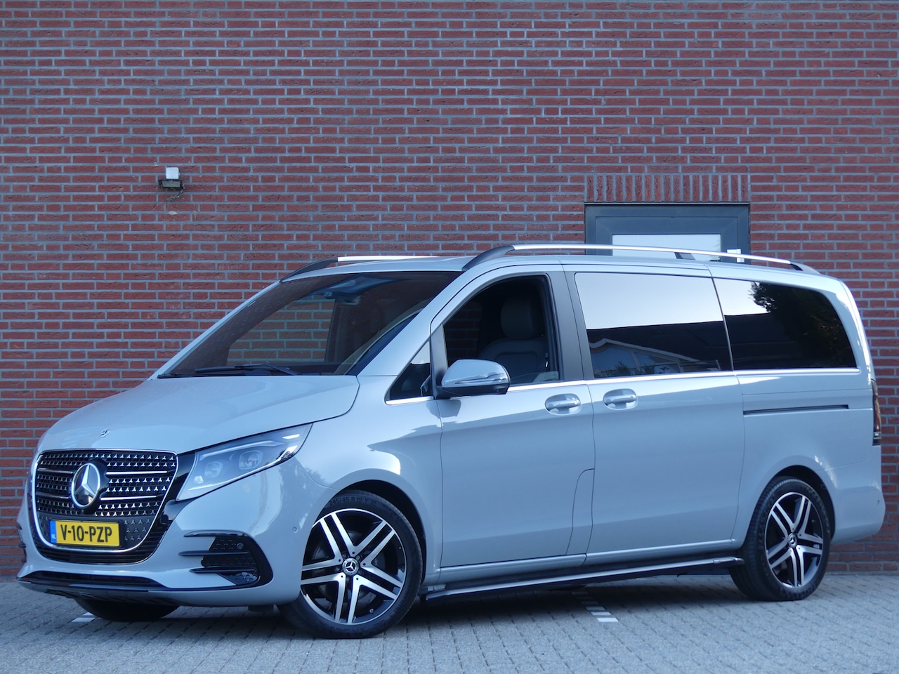 Mercedes-Benz V-klasse - 250d Lang AMG Dubbel Cabine LED/Leer/Elek deuren - AutoWereld.nl