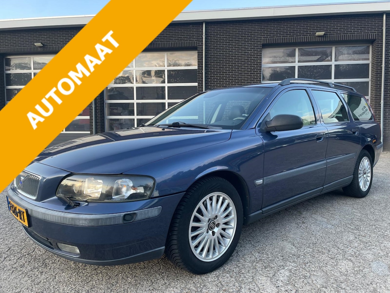 Volvo V70 - 2.4 T 200PK AUTOMAAT / TREKHAAK - AutoWereld.nl