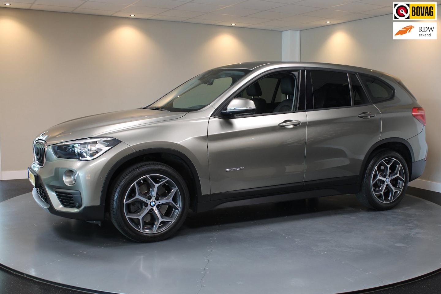 BMW X1 - SDrive20i *Top onderhouden!* Automaat|Stoelverw.|Leer|Trekhaak|18''|192PK! - AutoWereld.nl