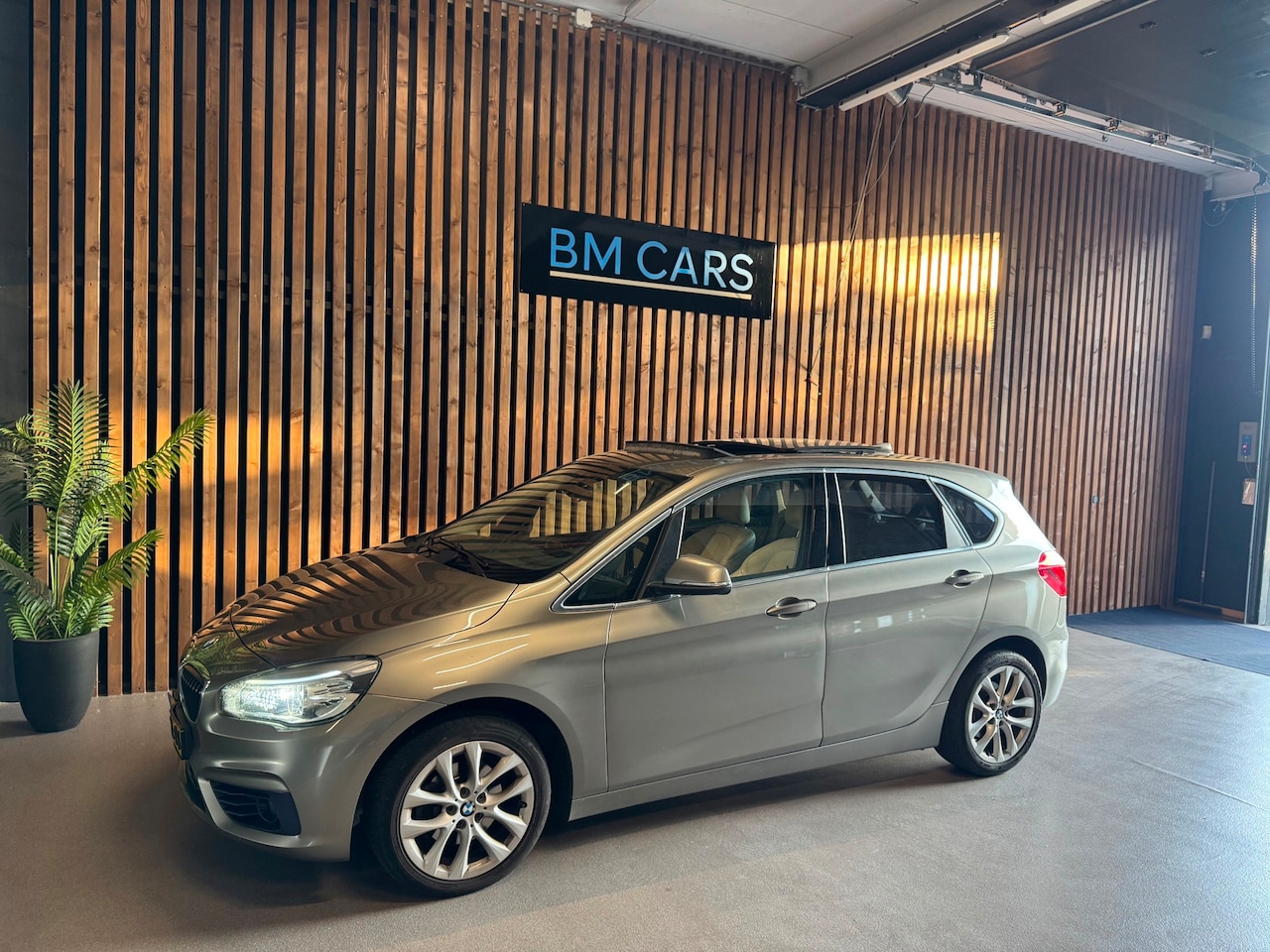 BMW 2-serie Active Tourer - 218d High Executive Automaat, pano,leer - AutoWereld.nl