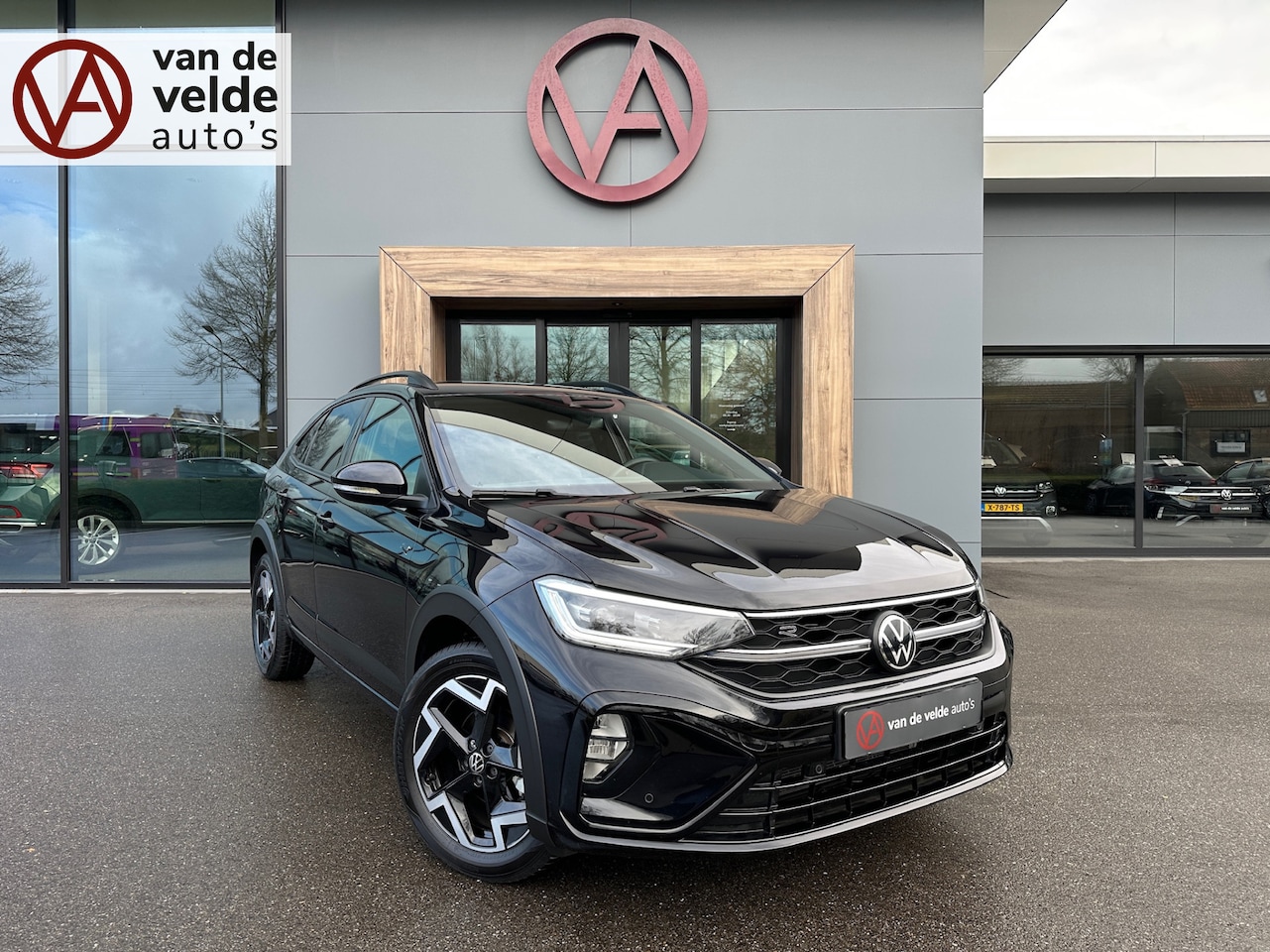 Volkswagen Taigo - 1.5 TSI 150pk DSG R-Line | Trekhaak | IQ light | Camera | Navi | Virtual | Rijklaar incl. - AutoWereld.nl