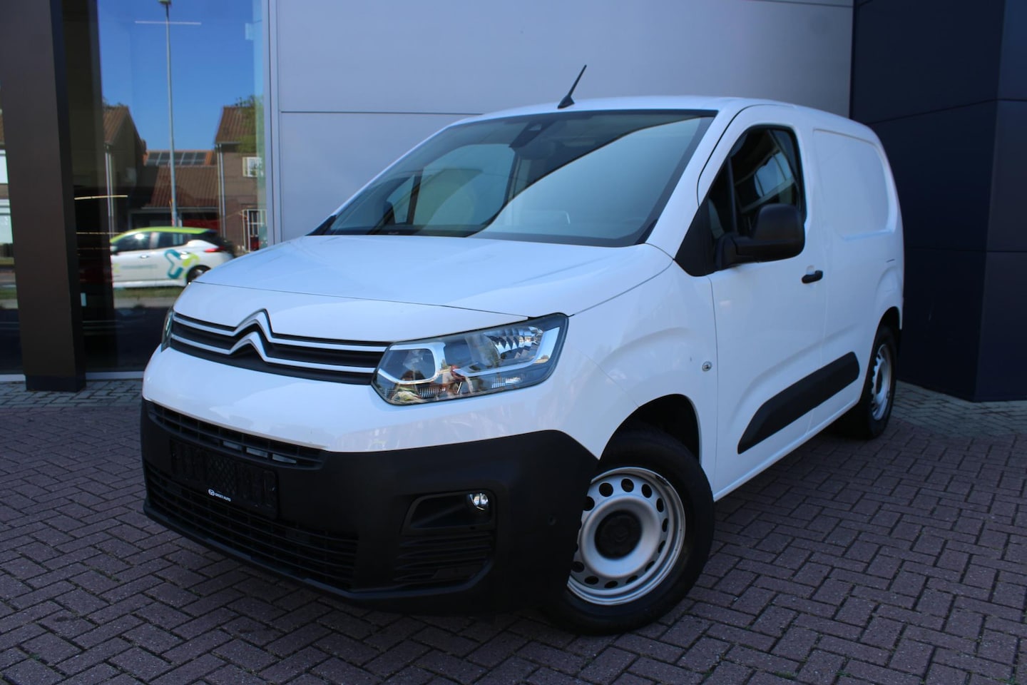 Citroën Berlingo - 1.2 Puretech 130pk Club Automaat 3-zits Airco Navi Rondom sensoren Carplay Euro6 BPM-vrij - AutoWereld.nl