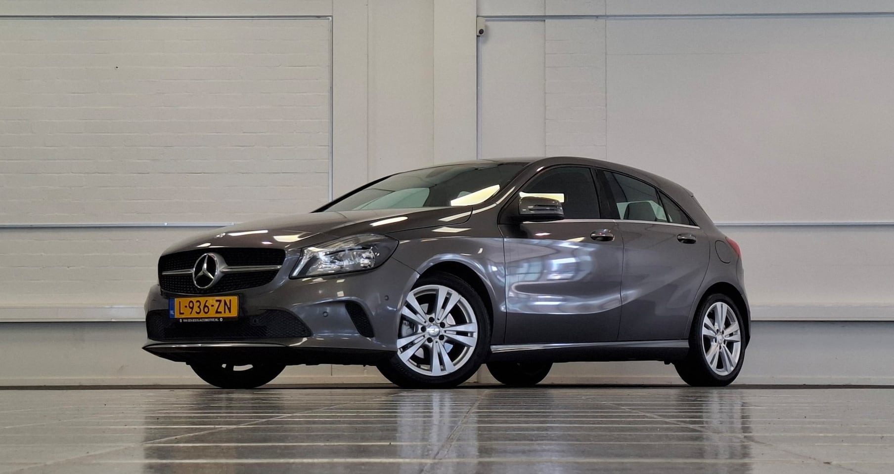 Mercedes-Benz A-klasse - 180 Ambition Leer Navi Camera LED Parkeerhulp voor & achter Mooi! - AutoWereld.nl